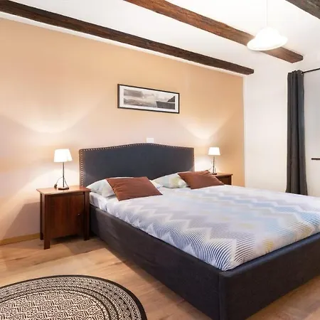 Villa Martin - Fast Wifi, Near Restaurant, Fenced Yard, Pavilion, Center Of Village