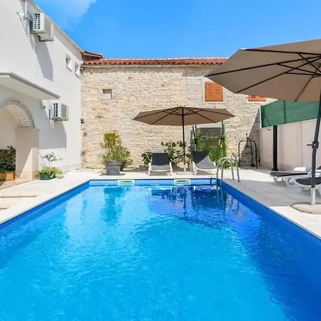 Villa Martin - Fast Wifi, Near Restaurant, Fenced Yard, Pavilion, Center Of Village *