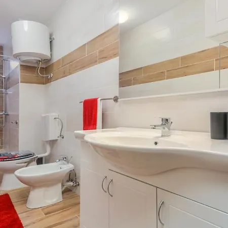 Martin - Fast Wifi, Near Restaurant, Fenced Yard, Pavilion, Center Of Village * Kringa