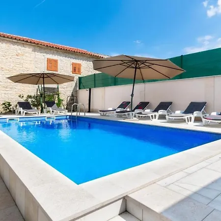 Martin - Fast Wifi, Near Restaurant, Fenced Yard, Pavilion, Center Of Village Villa *
