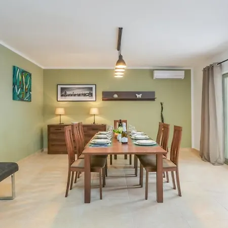 Villa Martin - Fast Wifi, Near Restaurant, Fenced Yard, Pavilion, Center Of Village