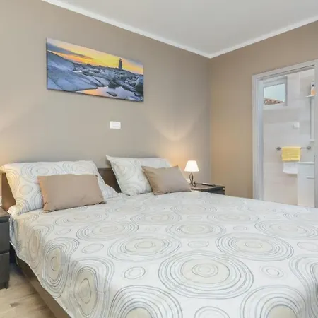Martin - Fast Wifi, Near Restaurant, Fenced Yard, Pavilion, Center Of Village *