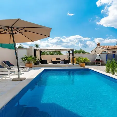 Martin - Fast Wifi, Near Restaurant, Fenced Yard, Pavilion, Center Of Village *