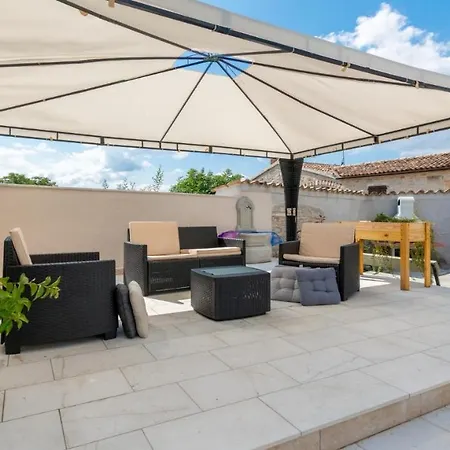 Martin - Fast Wifi, Near Restaurant, Fenced Yard, Pavilion, Center Of Village