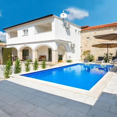 Martin - Fast Wifi, Near Restaurant, Fenced Yard, Pavilion, Center Of Village