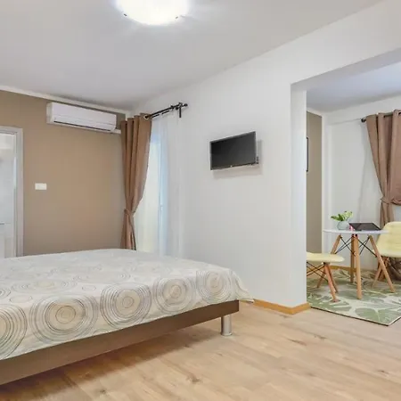 Martin - Fast Wifi, Near Restaurant, Fenced Yard, Pavilion, Center Of Village * Kringa