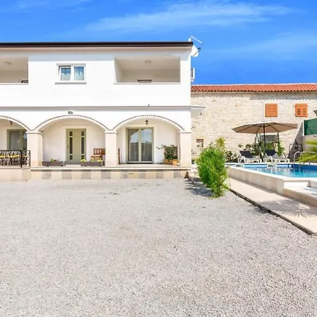 Martin - Fast Wifi, Near Restaurant, Fenced Yard, Pavilion, Center Of Village Villa