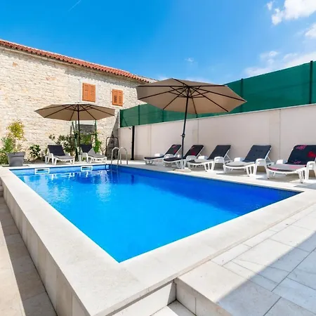 Martin - Fast Wifi, Near Restaurant, Fenced Yard, Pavilion, Center Of Village * Kringa