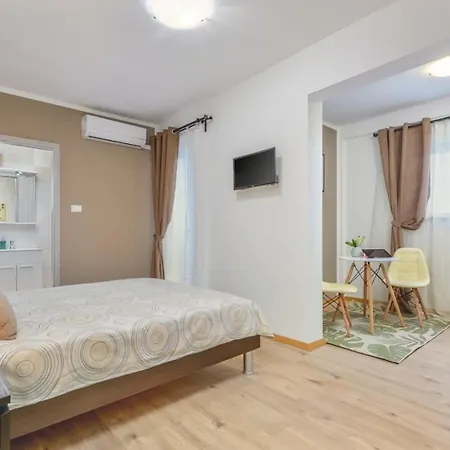 Villa Martin - Fenced Yard, Stone Bbq & Pavilion - Village Centre Kringa