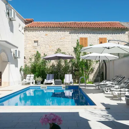 Villa Villa Martin - Fenced Yard, Stone Bbq & Pavilion - Village Centre Kringa