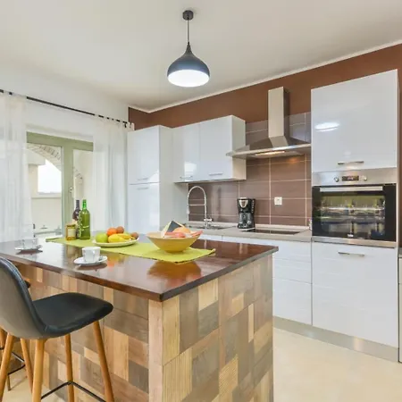 Villa Martin - Fenced Yard, Stone Bbq & Pavilion - Village Centre Villa Kringa