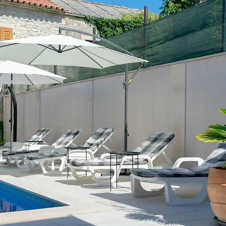 Villa Martin - Fenced Yard, Stone Bbq & Pavilion - Village Centre Villa *