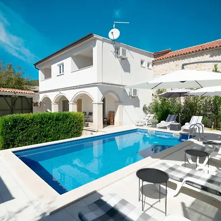 Villa Villa Martin - Fenced Yard, Stone Bbq & Pavilion - Village Centre Kringa