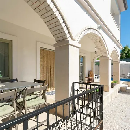 Villa Martin - Fenced Yard, Stone Bbq & Pavilion - Village Centre