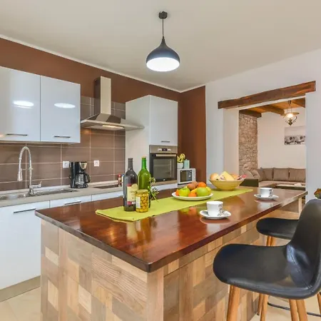 Villa Martin - Fenced Yard, Stone Bbq & Pavilion - Village Centre * Kringa