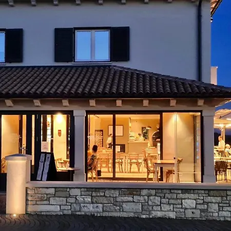 Villa Martin - Fenced Yard, Stone Bbq & Pavilion - Village Centre ヴィラ
