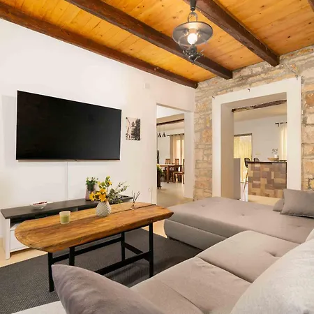 Villa Martin - Fenced Yard, Stone Bbq & Pavilion - Village Centre Villa