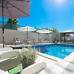 Martin - Countryside Retreat With Pool & Pavilion Vila *