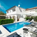 Vila Martin - Countryside Retreat With Pool & Pavilion Kringa