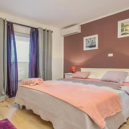 Martin - Fast Wifi, Near Restaurant, Fenced Yard, Pavilion, Center Of Village *