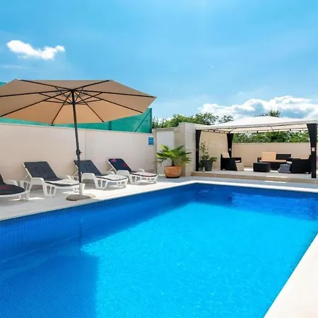 Martin - Fast Wifi, Near Restaurant, Fenced Yard, Pavilion, Center Of Village Kringa