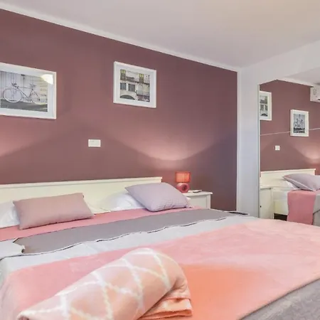 Martin - Fast Wifi, Near Restaurant, Fenced Yard, Pavilion, Center Of Village Villa *