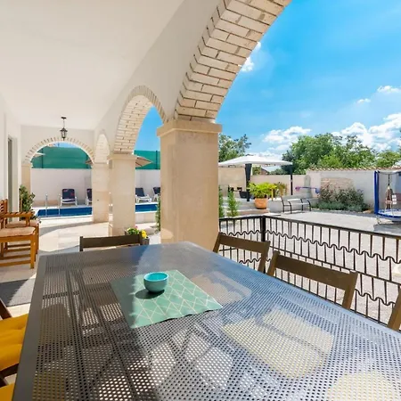 Villa Martin - Fast Wifi, Near Restaurant, Fenced Yard, Pavilion, Center Of Village Kringa