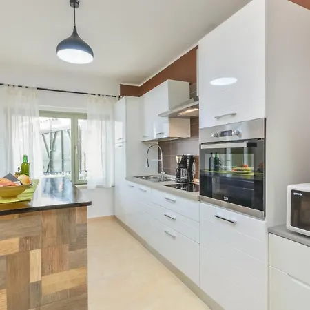Villa Martin - Fast Wifi, Near Restaurant, Fenced Yard, Pavilion, Center Of Village Kringa