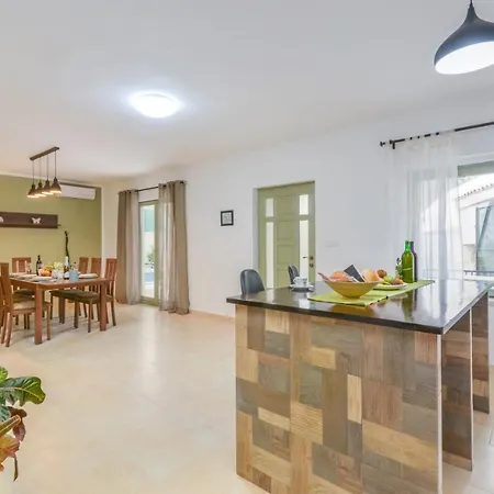 Villa Martin - Fast Wifi, Near Restaurant, Fenced Yard, Pavilion, Center Of Village Kringa