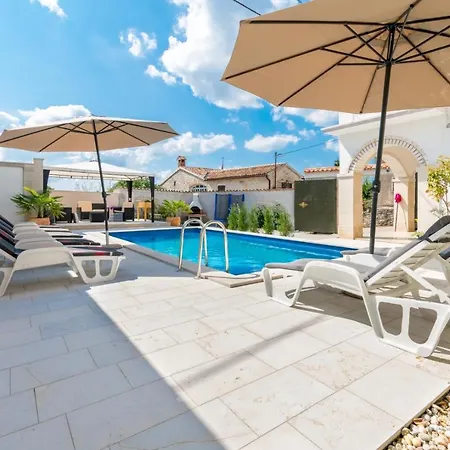 Villa Martin - Fast Wifi, Near Restaurant, Fenced Yard, Pavilion, Center Of Village Kringa