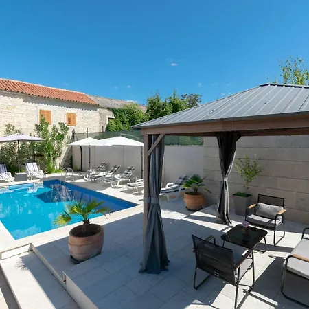 Martin - Countryside Retreat With Pool & Pavilion