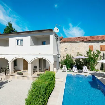 Martin - Countryside Retreat With Pool & Pavilion *