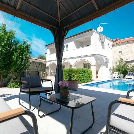 Vila Martin - Countryside Retreat With Pool & Pavilion