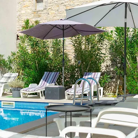Vila Martin - Fenced Yard, Stone Bbq & Pavilion - Village Centre